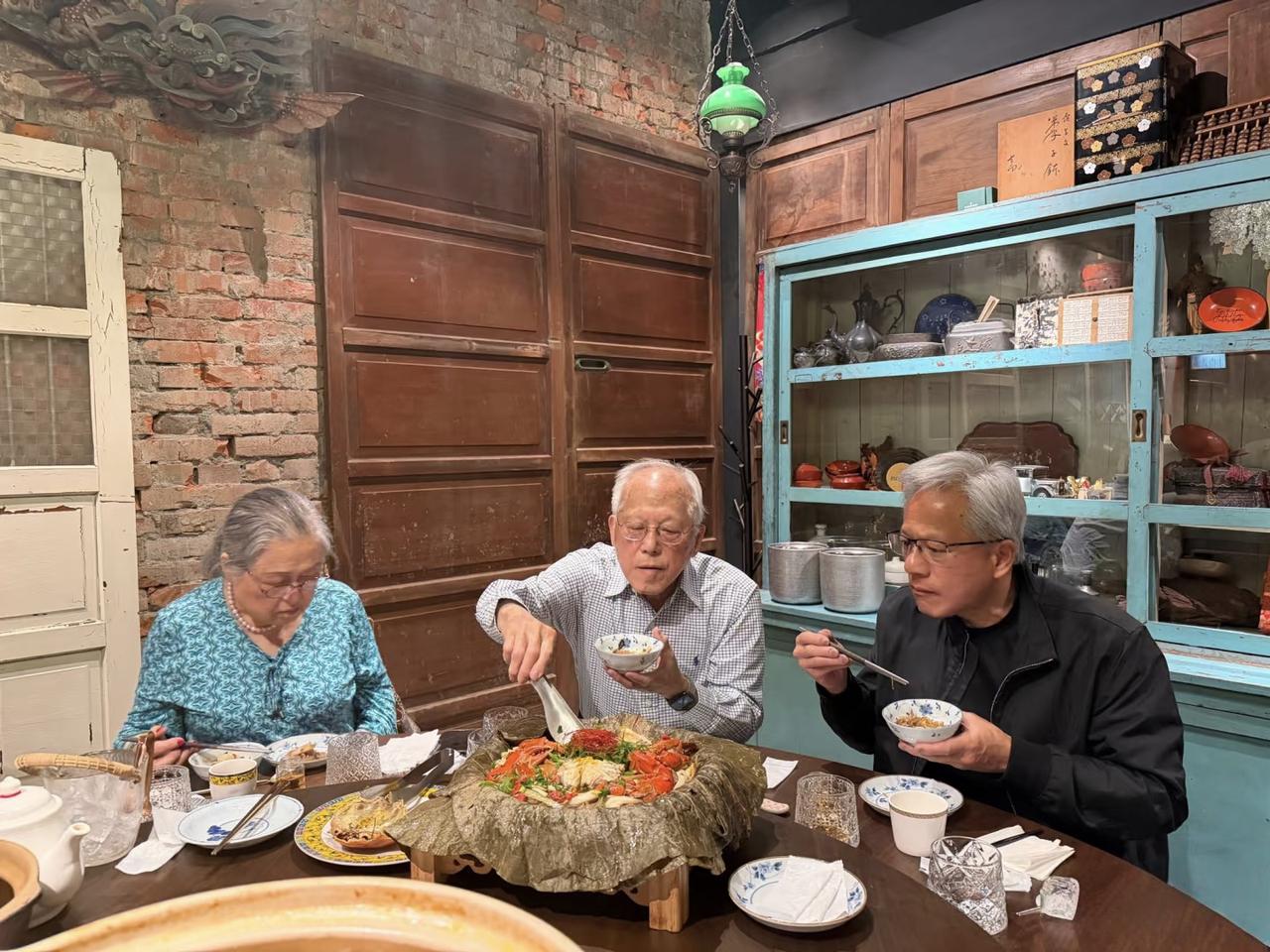 63岁英伟达总裁黄仁勋回中国台湾探亲，和年迈的父母一起聚餐吃饭，96岁的黄兴泰状