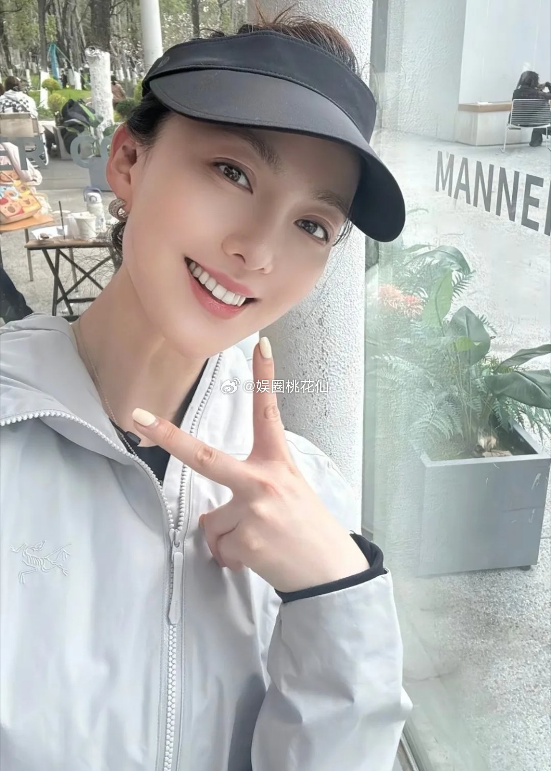 陈晓参加朋友聚会，和安徽卫视主持人余声同框自拍，看起来心情不错脸色也比以前好多了