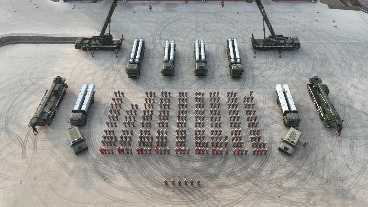 吊装YJ-18图三下方长方箱为YJ-83，上方中间短圆筒为HHQ-9B，两侧为Y