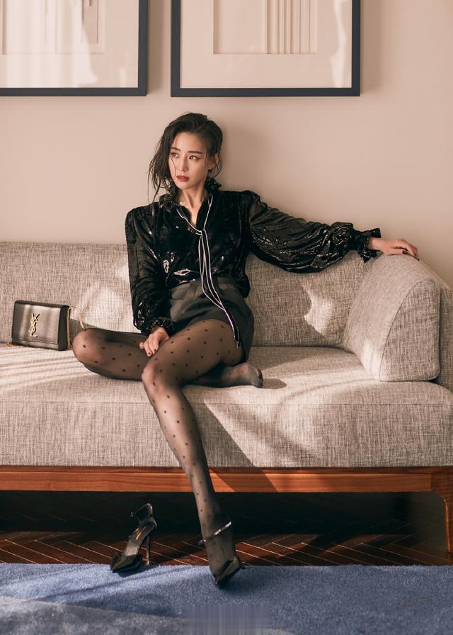 张钧甯波点黑丝，腿真长