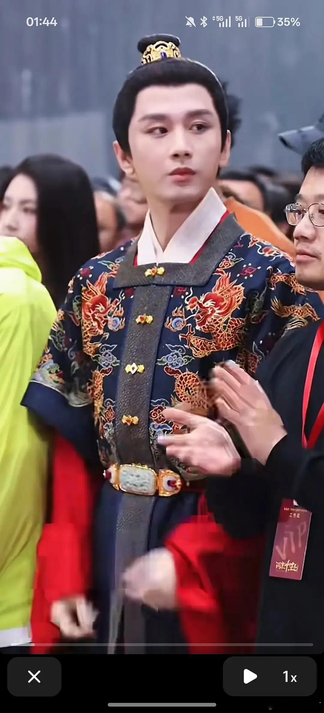 据不完全统计，毅毅已经演了五次皇帝or亲王or太子or皇子类角色，越缺什么越想证