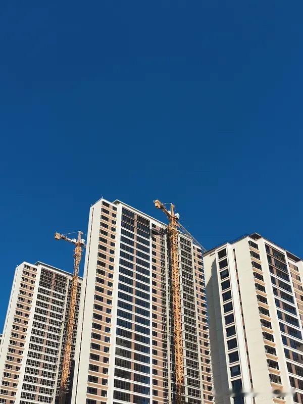 以后要是没有明显的通胀，房价持续下跌的概率就会非常高。这个下跌是分类的。新房