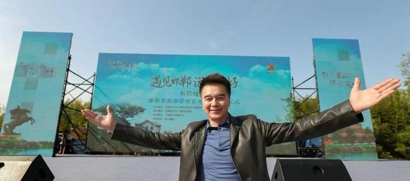 他没说一句话，全网哭了。许亚军在台上弯着腰，背影比任何台词都重。不靠骂人，不