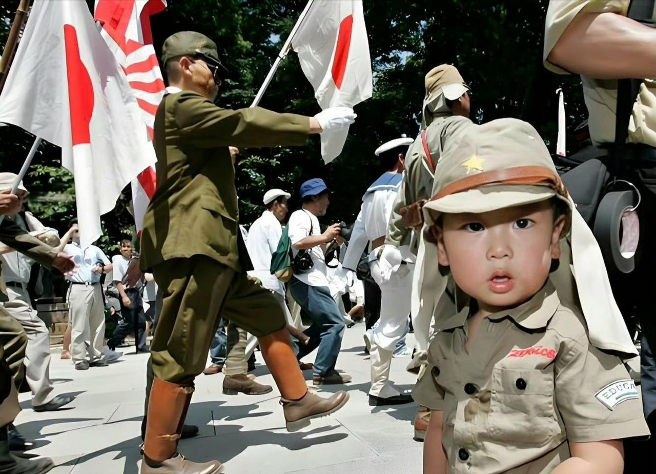 日本这个国家还有救吗？这么小的小孩，就带着他们打着二战星条旗拜鬼。小本子整个国