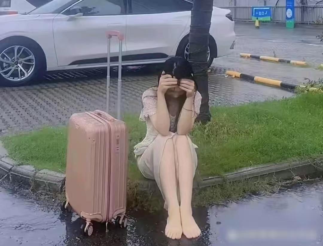 刚才下班撞见个姑娘在雨里哭，我好心劝了一句，结果直接给我整破防了！我今天真