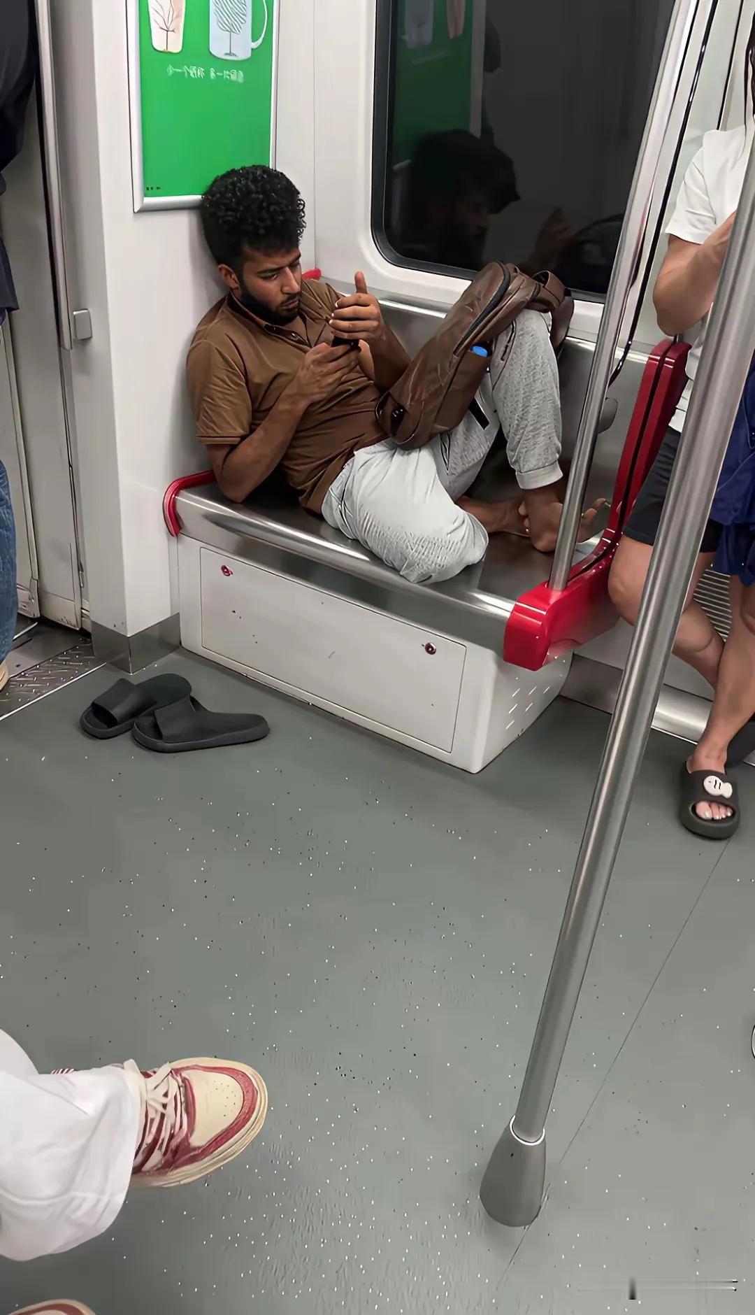 广州地铁。阿三哥坐了一个小时了，也不下车。坐也行，为啥占两个座位？占也行，为啥