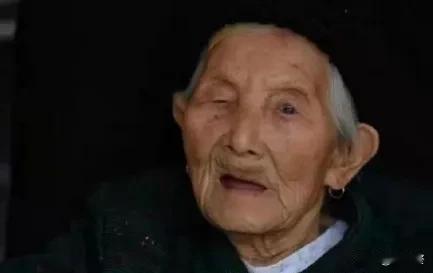 余爱珍老人是那段黑暗历史的痛苦见证者。1944年，她被日军无情抓走，关进当地慰安