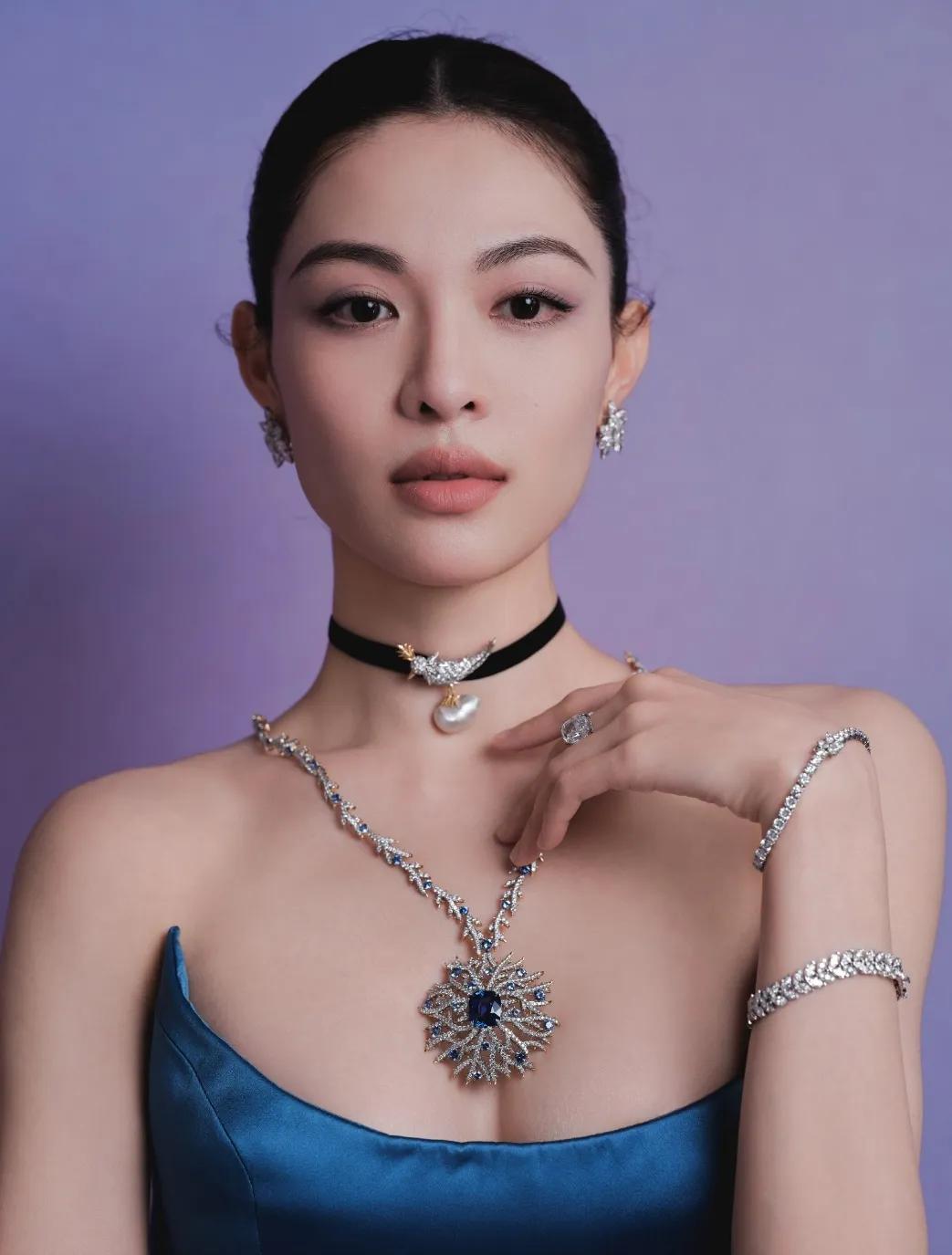不得不说，钟楚曦真的很懂红毯！宝蓝色吊带裙搭配全套珠宝，自带复古贵气，一眼惊艳