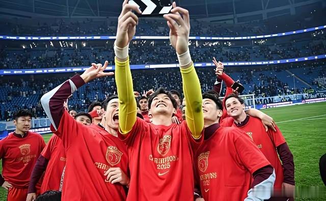 李昊争夺战上海申花已率先出局，不少海港球迷盼俱乐部赶紧签下李昊，接替35岁的颜骏凌。可惜这个愿望大概