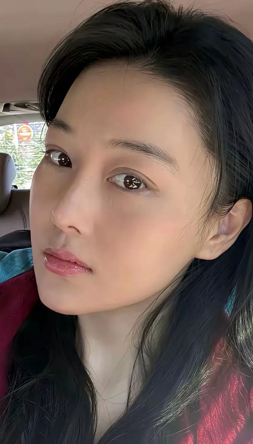 卸下浓妆滤镜的张馨予，像颗褪去糖衣的果子——眉眼间的清爽感直透出来，皮肤带着天然
