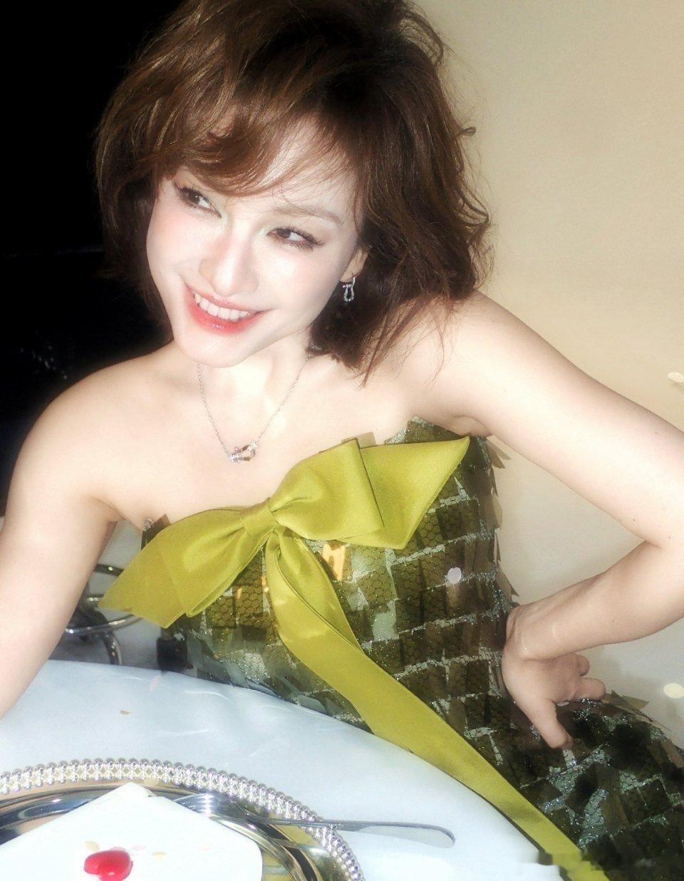 吴昕在综艺里说，自己刚主持《快乐大本营》的时候，一两个月都还不适应，不知道怎么跟