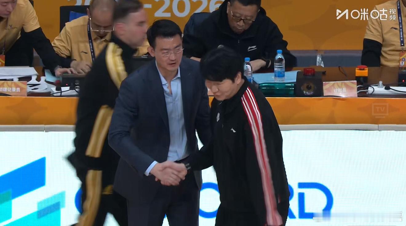 胡金秋和朱俊龙回归出战，广厦以106-102击败山东，拿下俱乐部杯的三连胜。主教