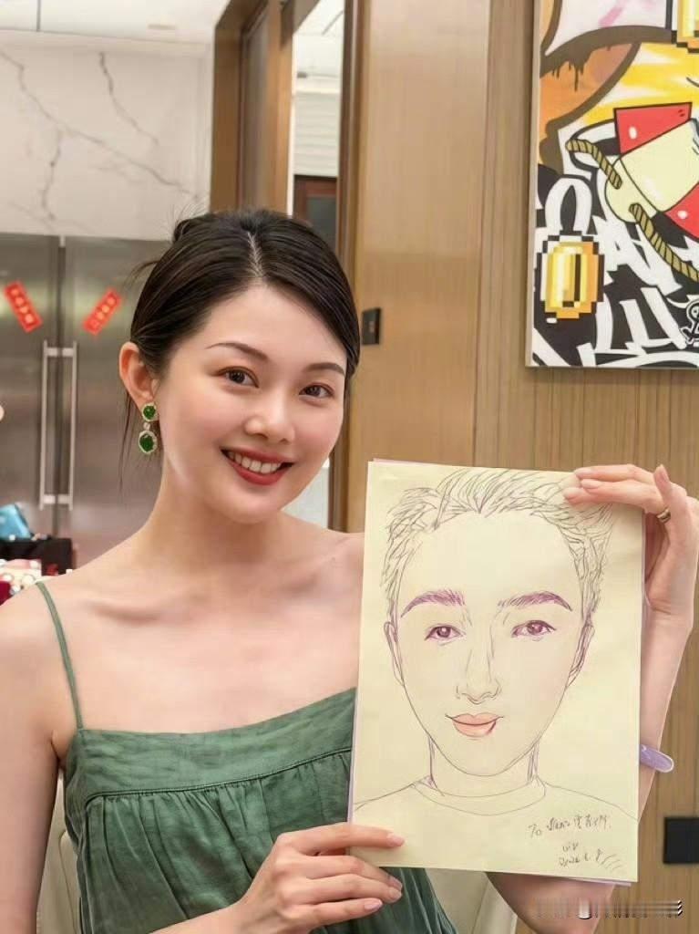于正高调晒晚晚为自己画的画像，评论区卖力吹捧对方翡翠，这般虚假交好被网友讽刺为低