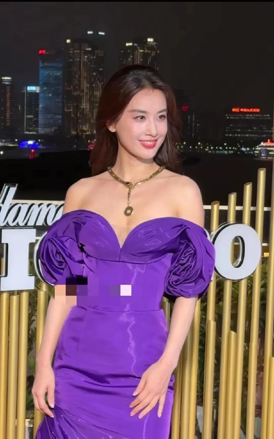42岁黄圣依离婚后仿佛变了一个人，容光焕发，笑起来又有了少女感，身穿紫色鱼尾