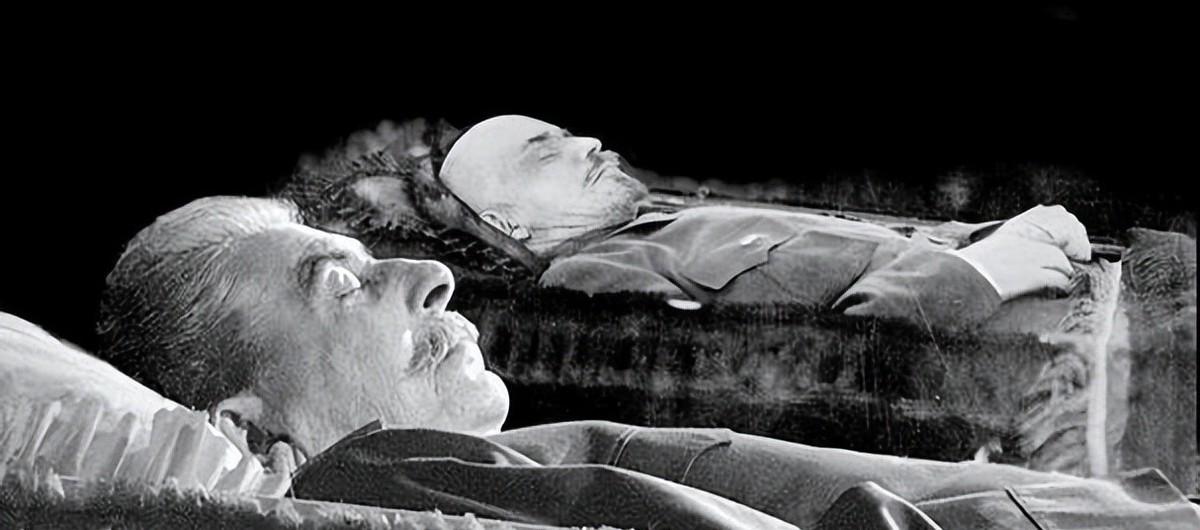 1961年11月那个寒夜，红场工人匆匆填平了斯大林的墓穴。仅仅一块刻着生卒