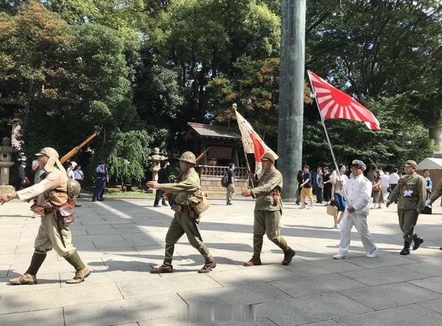 日本对中国仍有一笔欠债与德国形成鲜明对比的是，德国通过下跪道歉、800亿美元赔偿