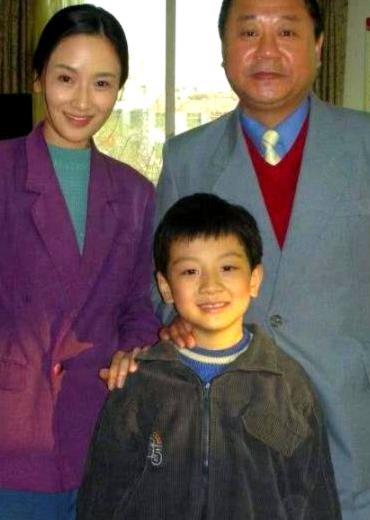 1988年，范伟与一位年轻护士初次相亲，姑娘全程沉默不语，连筷子都没动一下。范伟