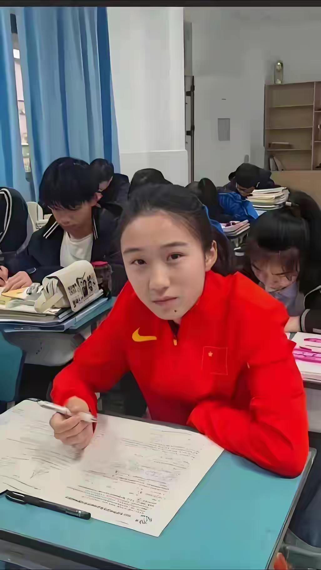 很多人只知道“小孩姐”陈妤颉跑得快，却不知道她更厉害的，是跑道之外在学业上也从不
