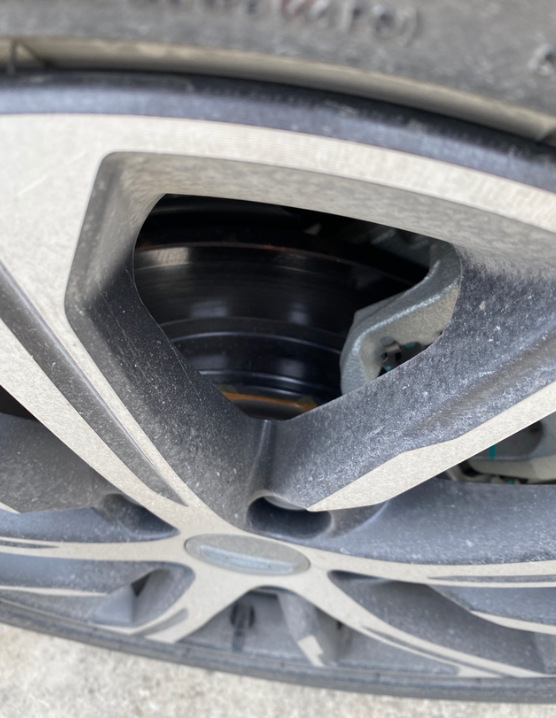 提车半年，今天才发现你们也有这种问题吗？不是刹车盘，生锈是接缝处四个轮子都有生