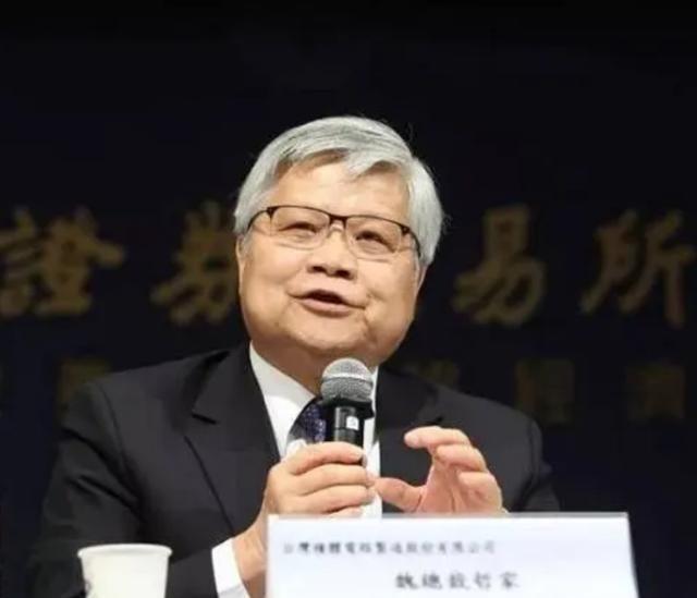 台积电董事长魏哲家高调放话，会加速美国工厂产能扩张及技术升级，然而外媒却赤裸裸的
