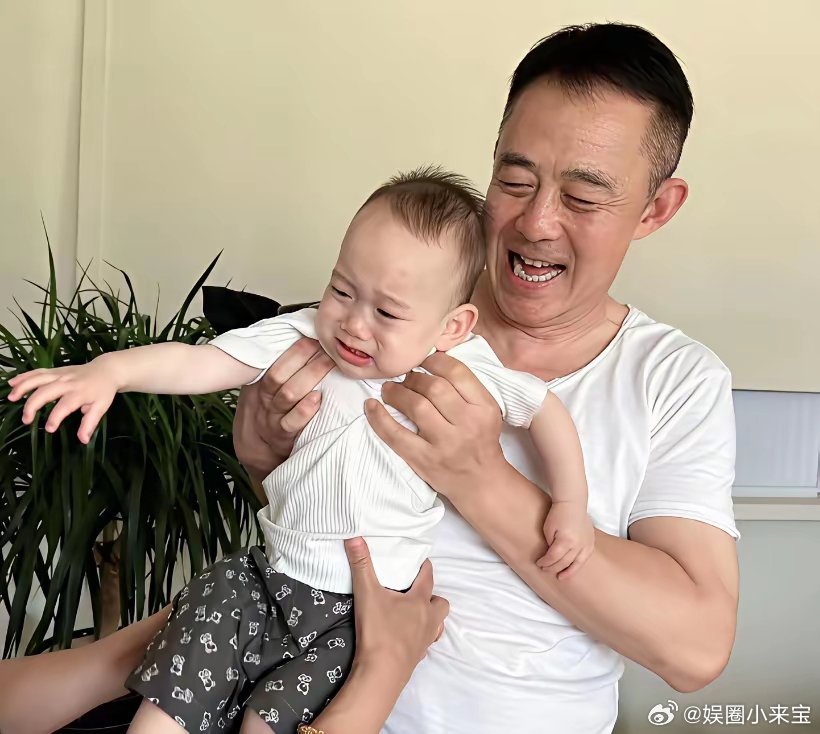 这个世界最搞不懂的人，就是侯勇！明明自己都58岁了，居然和三婚妻子生了个儿子。他