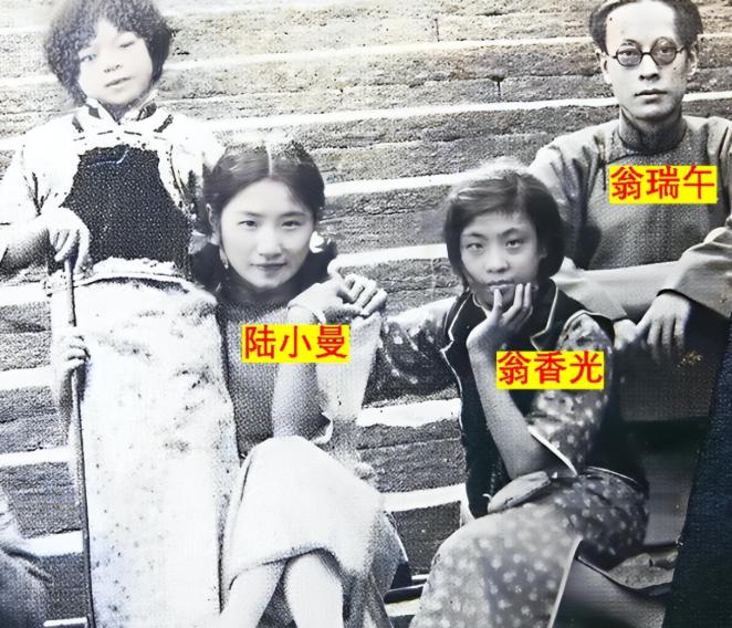 1928年，徐志摩母亲推门而入，见到了不堪入目的画面：徐志摩、陆小曼、翁瑞午3人