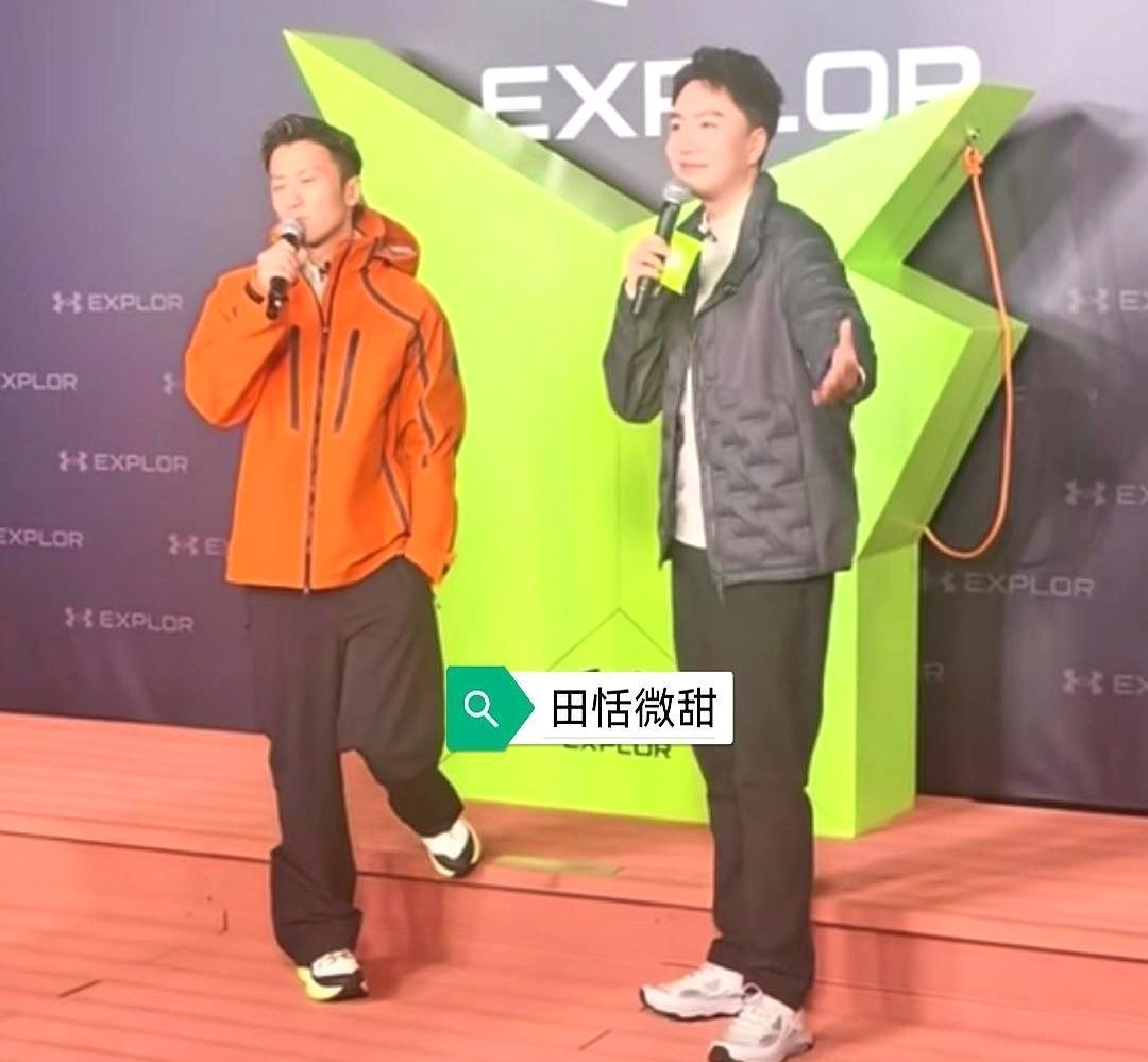 镜头回放给了足够的细节，舞台前端，主持人高出谢霆锋半个头，他把一只脚搭在台阶边缘