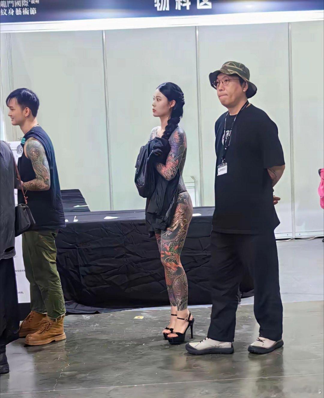 这是什么衣服，款式真的很特别，市面应该很难买到。