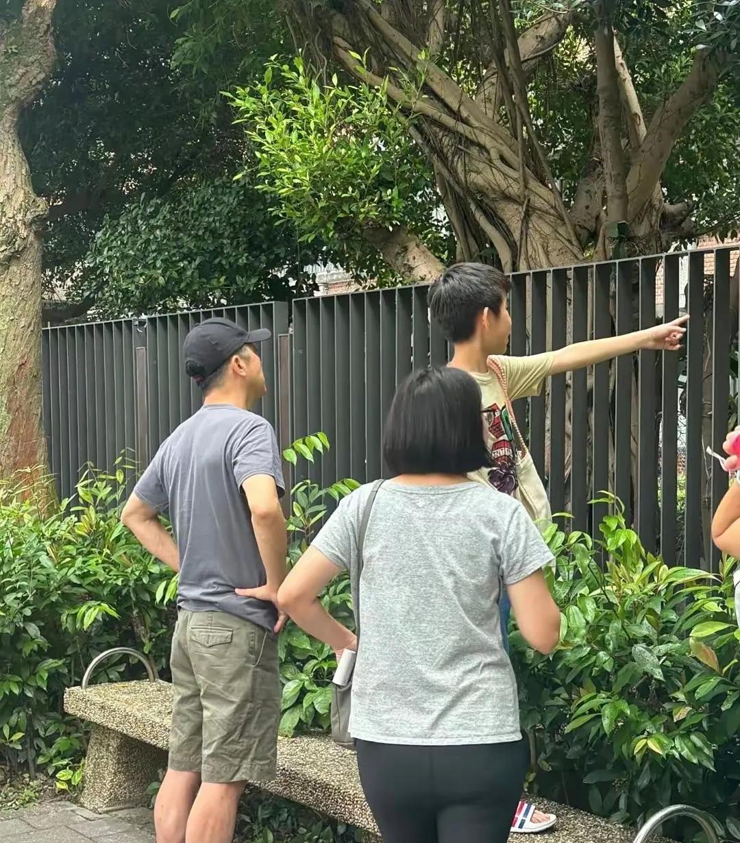 庾澄庆的状态真的好，完全看不出这是60多岁的人。他和伊能静相差8岁，和二婚妻子