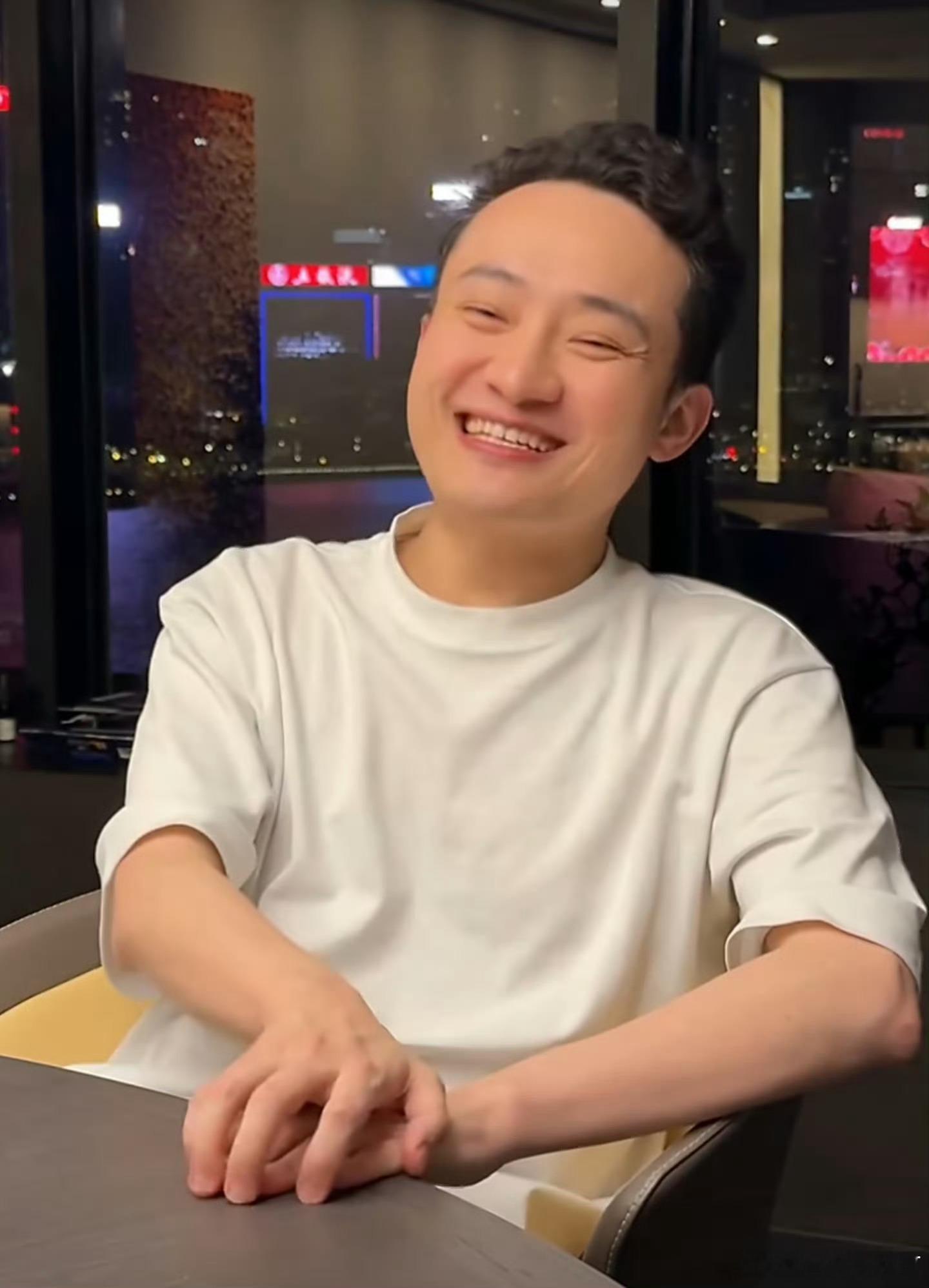 他的面相是没有子女的，有子女也会中年丧子，立此存照。​​​