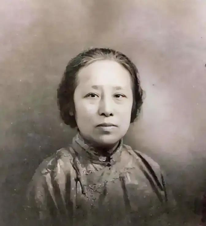 1941年，何香凝在逃离香港途中，被一伙人开枪逼停了船，船长绝望了，何香凝却说：