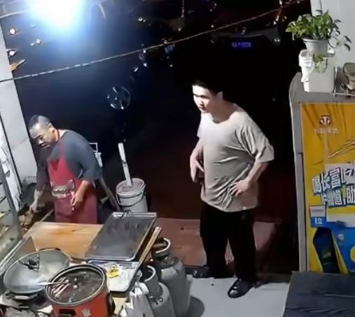清晨的早餐店，福建宁德小伙买了35块早餐假装扫码跑了，老板时候看监控喊话小伙回来