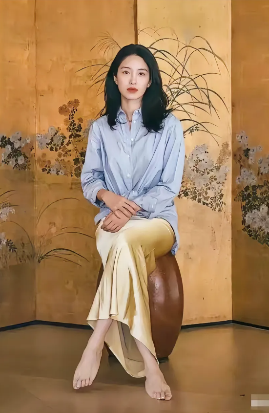 杨采钰，168cm，这身打扮真是又美又大气，穿的最保守的衣服，光脚坐在凳子上，有