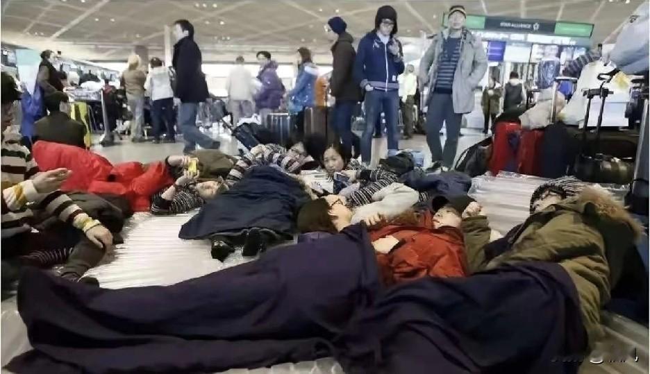 被滞留在日本机场的中国游客，许多人挤在机场打地铺，当时说“假都请好了，酒店也订好