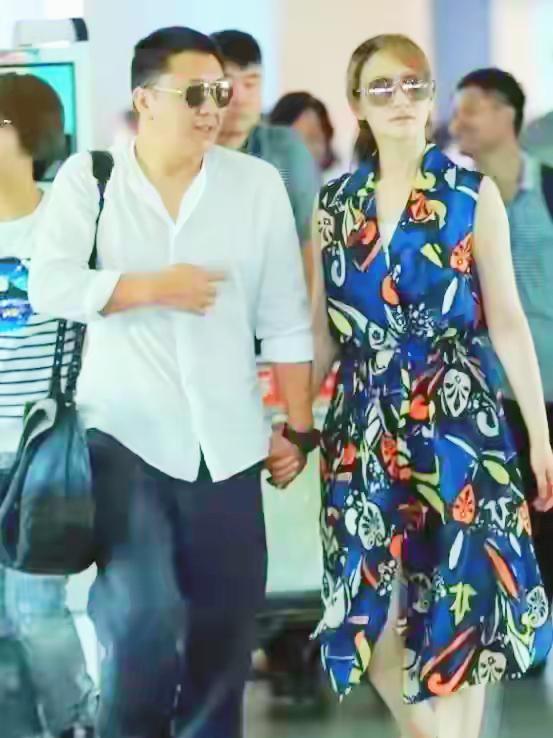 【李小冉机场生图曝光！46岁宽松衬衫裙配小白鞋，被夸“大妈风天花板”，富豪老公却