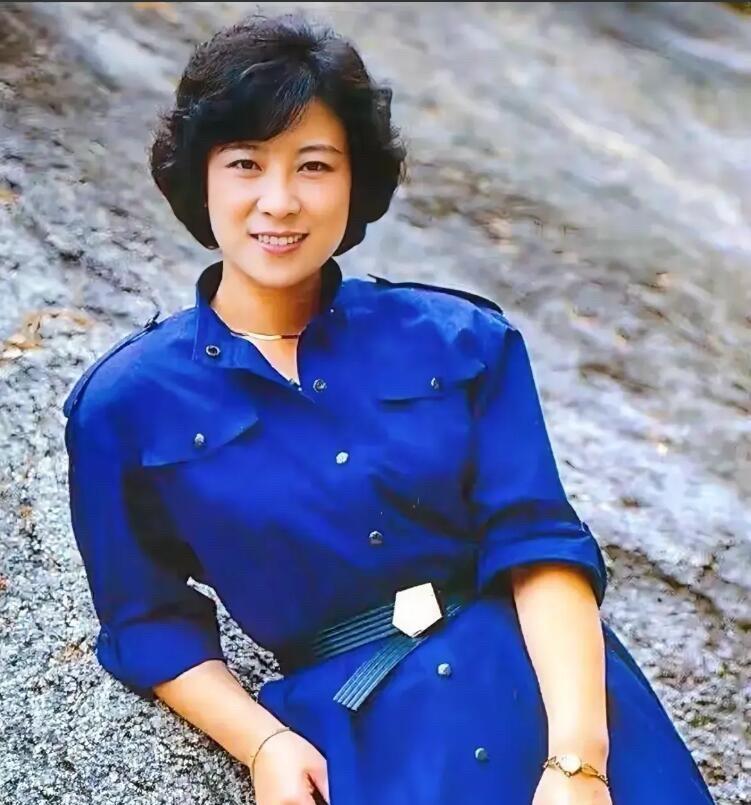 那个年代，没有美颜和滤镜的她，看上去没有让人眼前一亮的颜值，不过她演技好，人品又