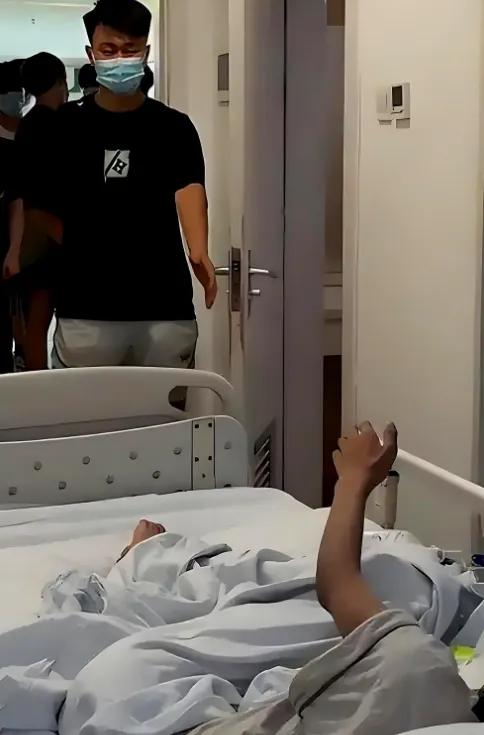 我简直不敢相信自己的耳朵今早办公室刚坐定，3班英语老师的话像炸雷——咱们学