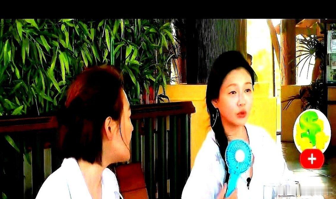 大S最后那个综艺镜头，现在看还是让人后背发凉。画面里她歪着脖子做头部护理，黑眼圈