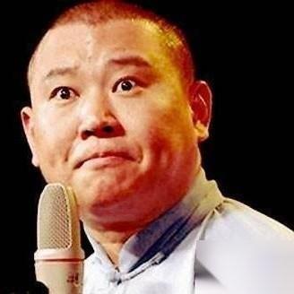 劝你别惹一个记仇的相声演员。2013年11月20日，北京台长王晓东病逝次日。郭德