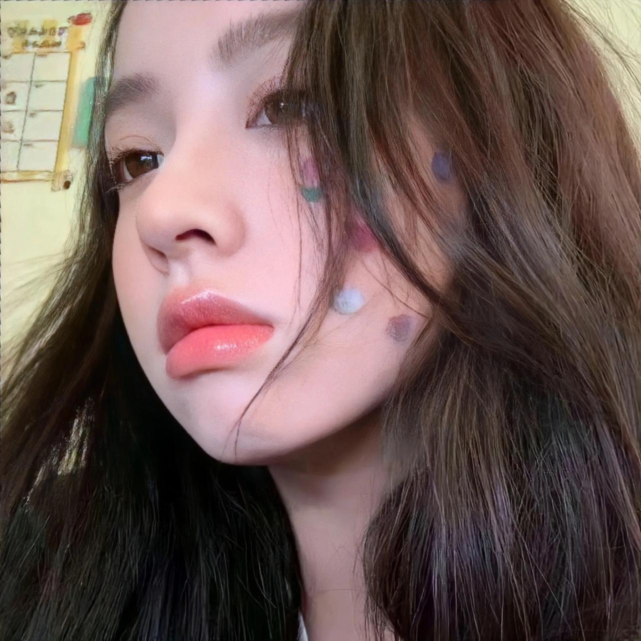 我跟准表妹夫在一起了。现在全部亲戚和我妈都在骂我，骂了好多很难听的话，说我不检点