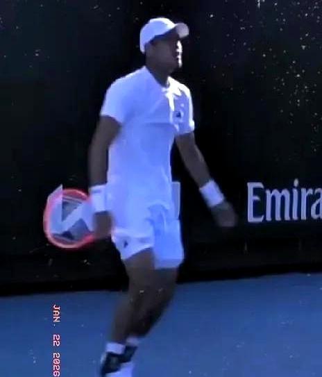 3局点被救活，他摔拍怒吼！你蹲在沙发边，心跳飙到180。决胜盘2-2，吴易