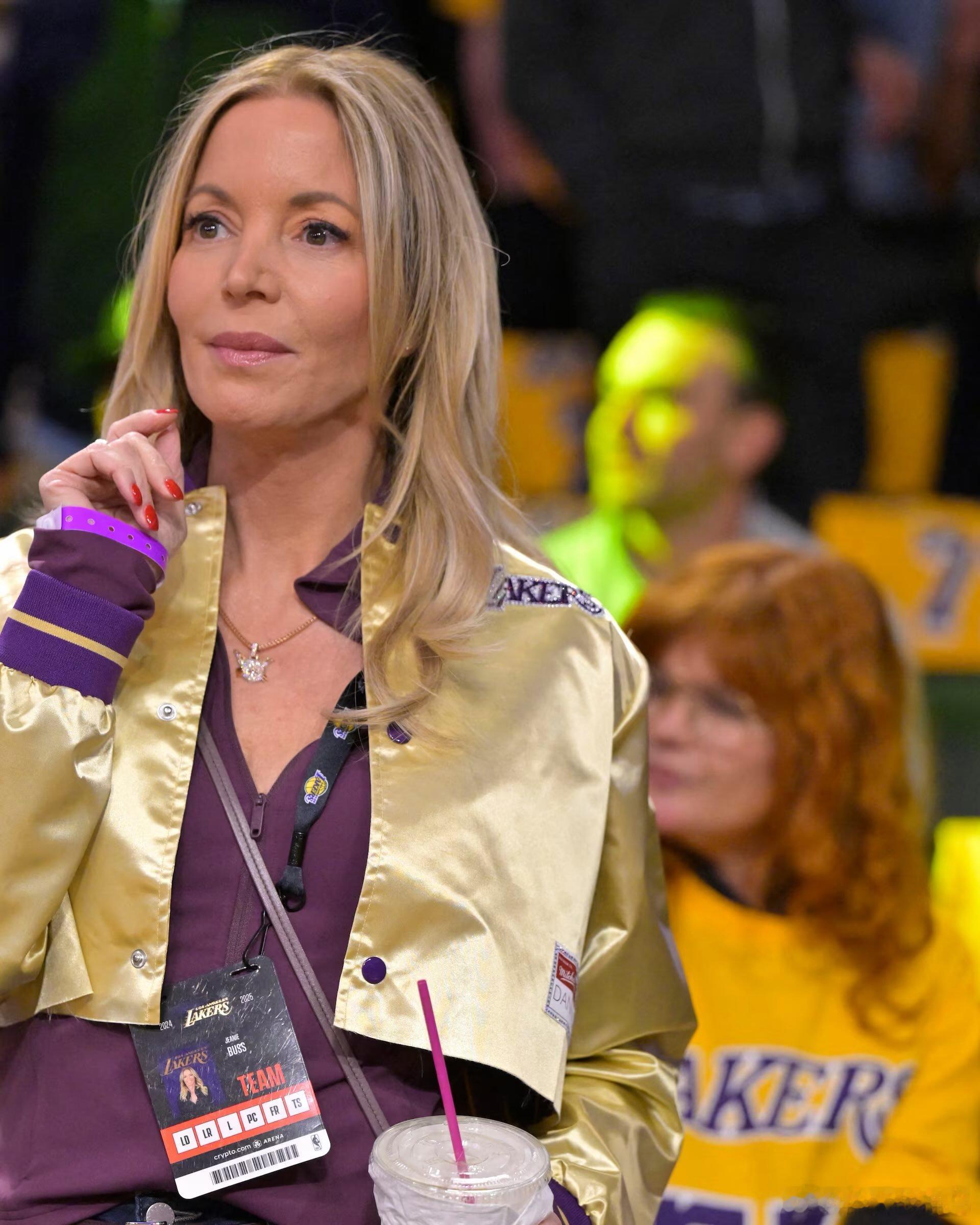 NBA突发新闻：珍妮·巴斯原本并不想出售她家族在湖人队的剩余股份……这个家族真