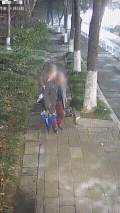 “眼泪止不住了”2025年3月13日浙江杭州，一对年迈的夫妻凌晨还在街头徘徊，当