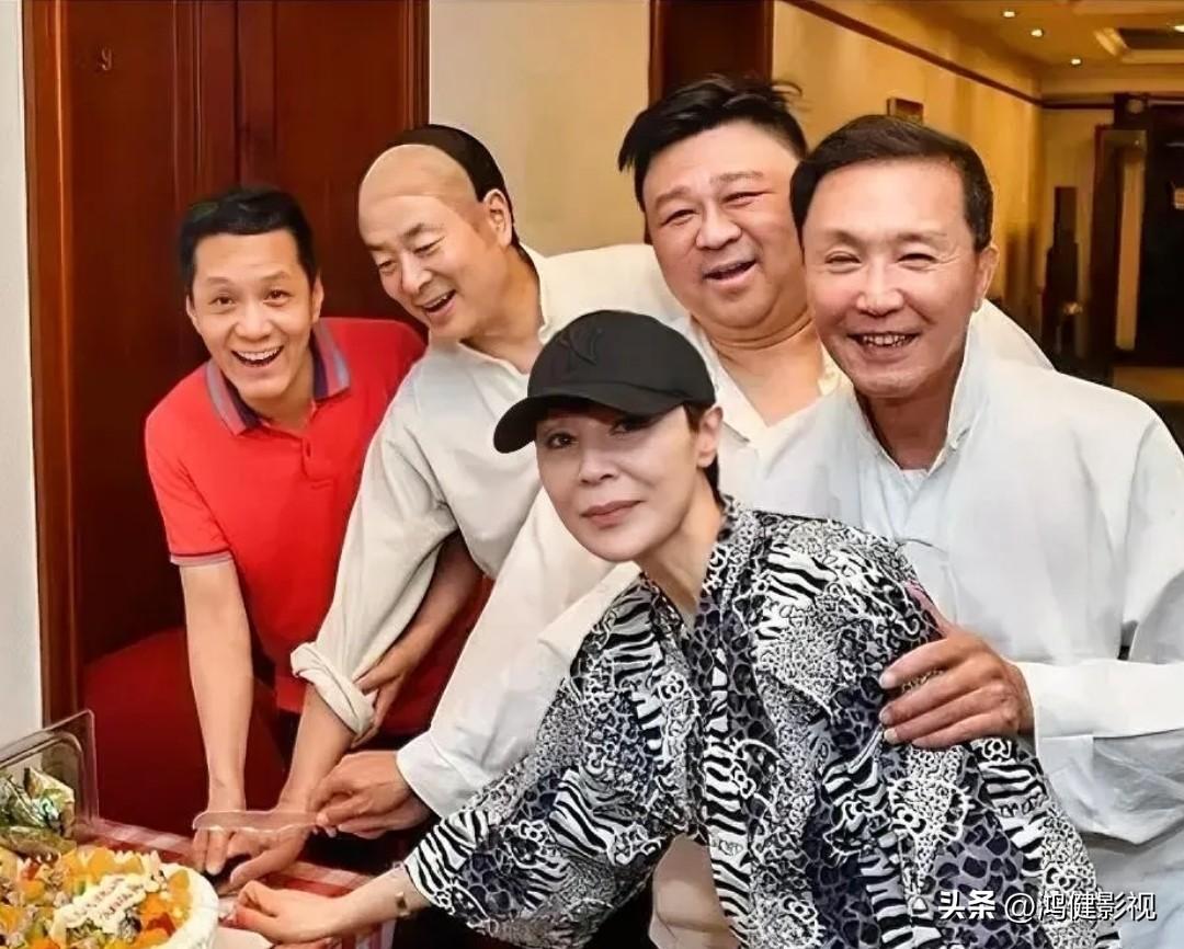 仔细看5张喜笑颜开的脸，左一是气宇不凡冯远征老师，左二是气色盈和的濮存昕老师，他