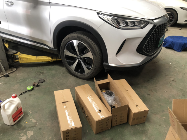 宋PLUSdmi改装减震器原车大家都知道，偏软，慢慢走就比较舒服，但是速度起来