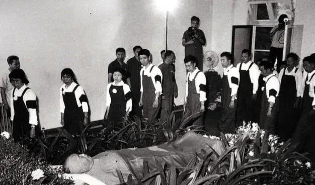 1976年7月，朱老总的追悼会现场，一张罕见的照片，镜头中他的遗体躺在鲜花绿柏当