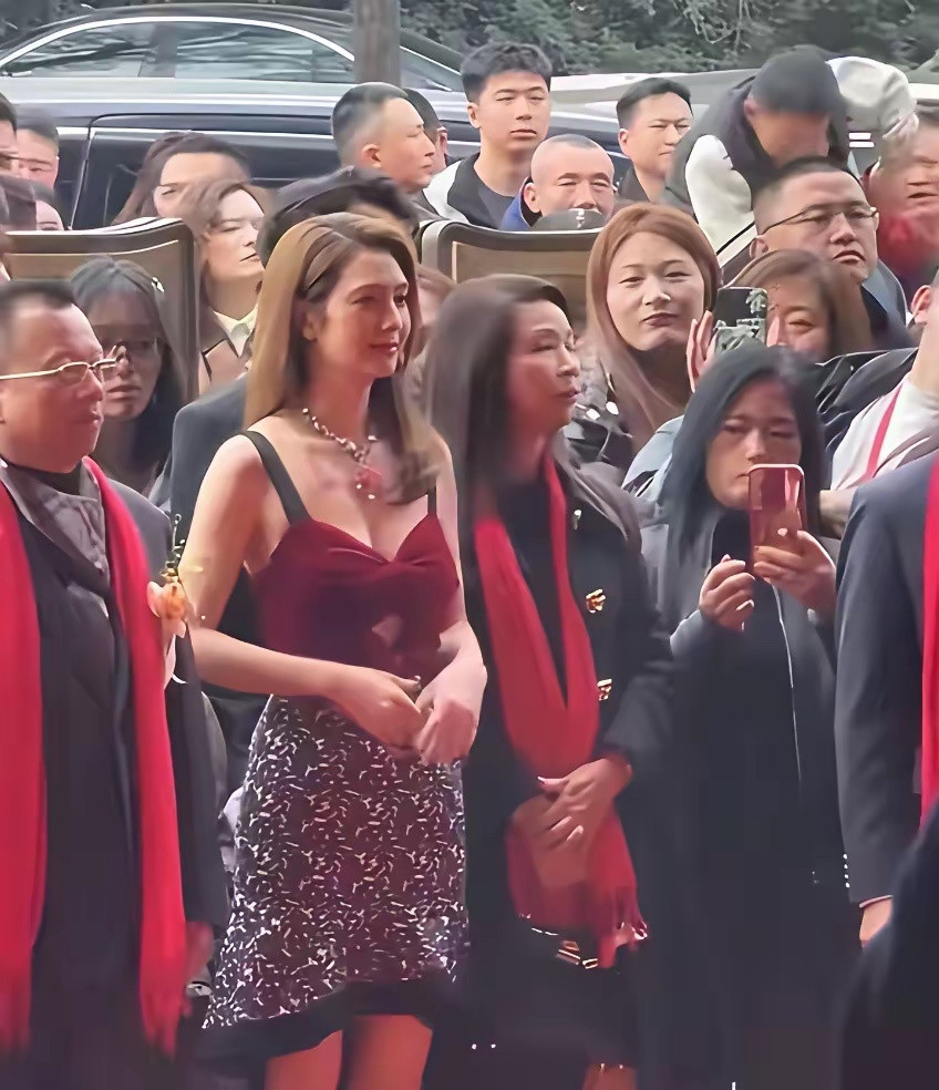 54岁洪欣在小区商演走穴，寒风中穿吊带，一个小时仅仅收入5万元