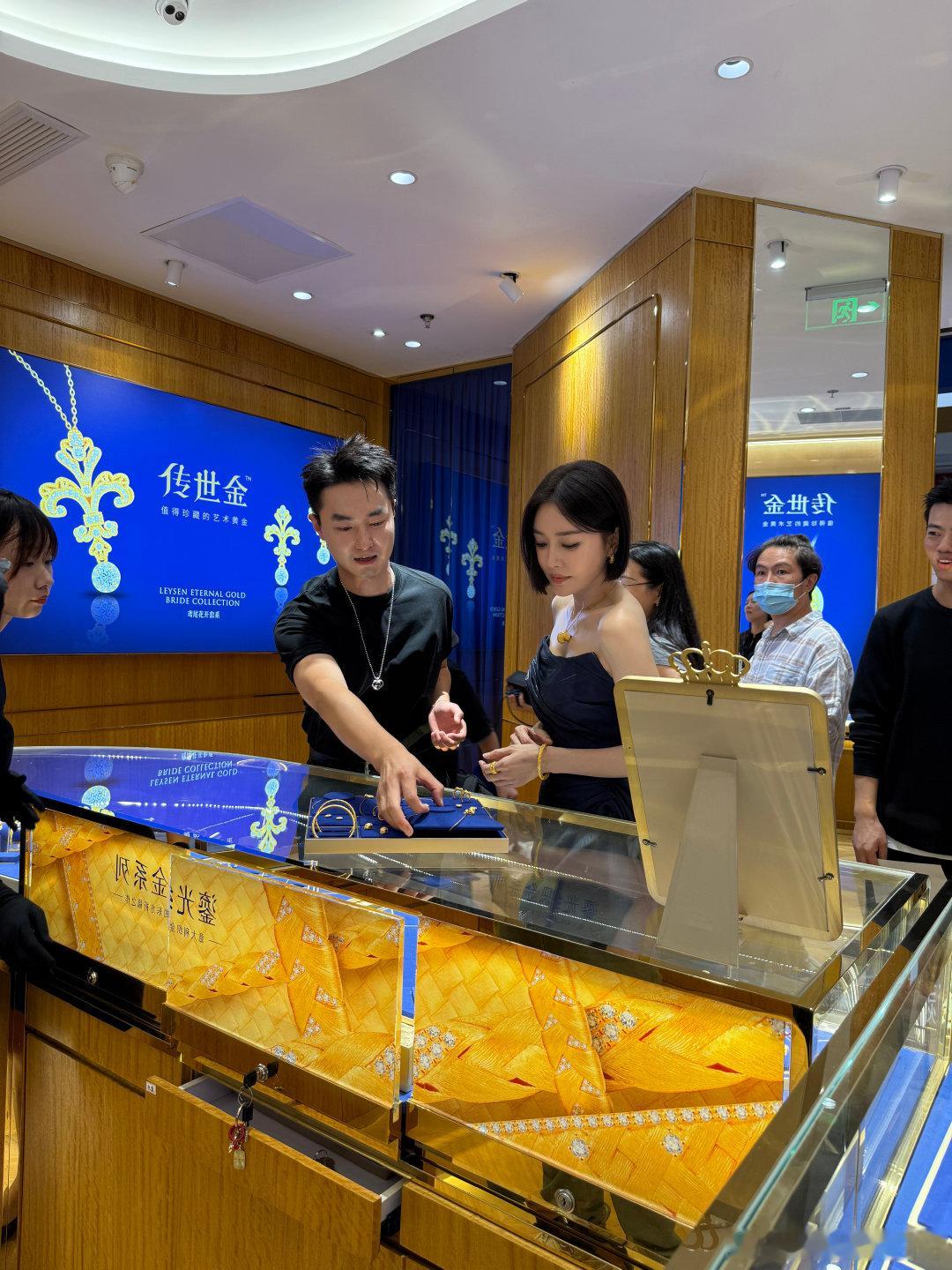 狠狠被秦岚惊艳到了，姐姐气质真是超绝，这状态美到犯规，谁不想和美女姐姐贴贴呢​