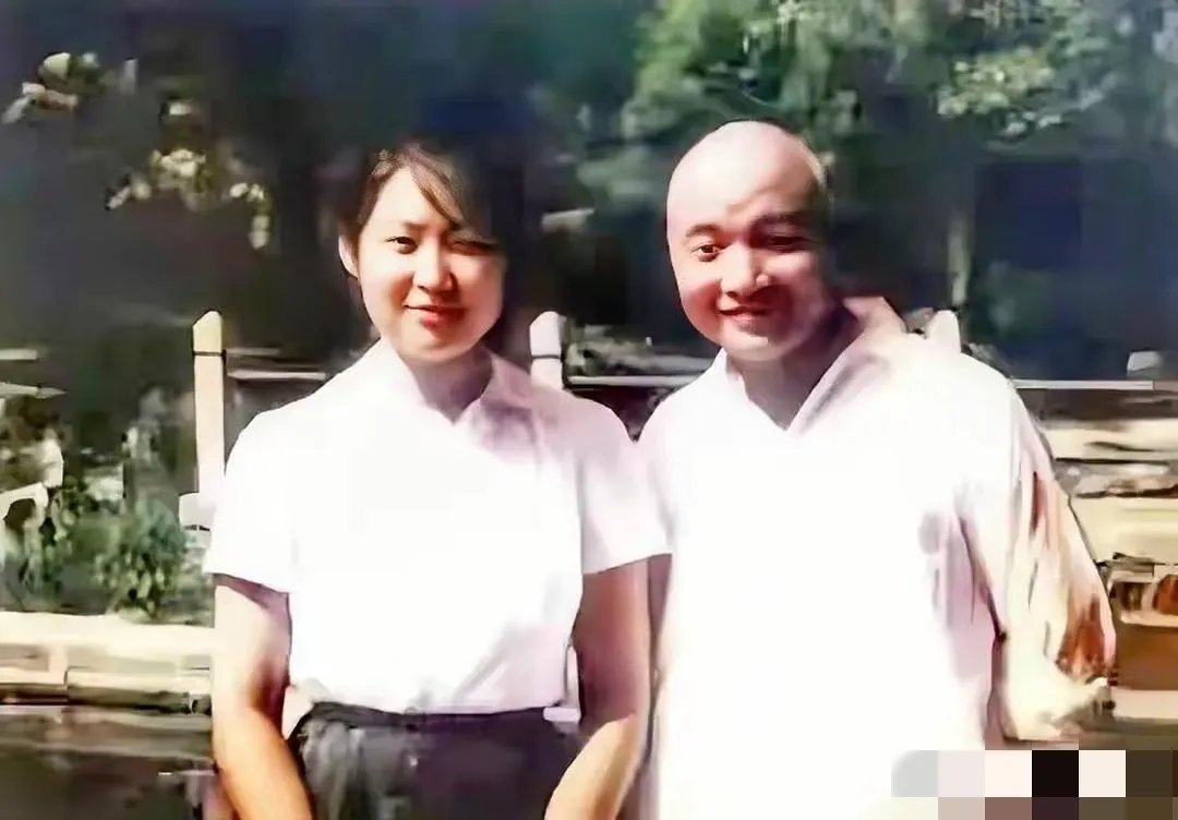 年轻时的李敏和公公孔从洲将军的一张留影,当时的李敏还很拘谨。