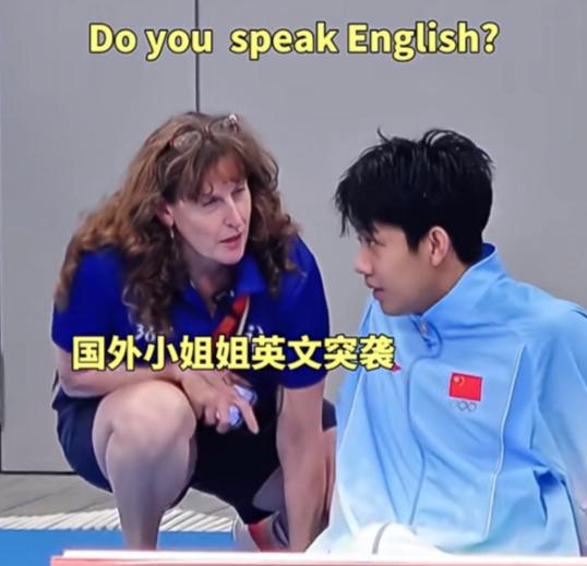 刷到张展硕那个采访我真是笑死。外国小姐姐问他能不能英语交流，他特谦虚说“一点点”